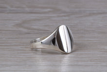 Load image into Gallery viewer, Dainty Oval Signet Ring