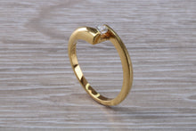 Load image into Gallery viewer, Crossover Shank Diamond set 18ct Yellow Gold Ring