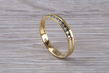 Load image into Gallery viewer, Edge set Diamond 18ct Yellow Gold Wedding Band
