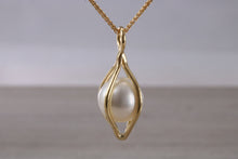 Load image into Gallery viewer, Beautiful 10 mm Round South Sea Pearl set 18ct Yellow Gold Necklace
