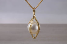 Load image into Gallery viewer, Beautiful 10 mm Round South Sea Pearl set 18ct Yellow Gold Necklace