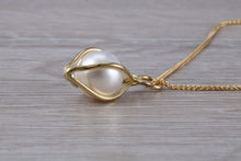 Load image into Gallery viewer, Beautiful 10 mm Round South Sea Pearl set 18ct Yellow Gold Necklace