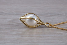 Load image into Gallery viewer, Beautiful 10 mm Round South Sea Pearl set 18ct Yellow Gold Necklace