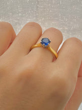 Load image into Gallery viewer, Blue Round cut Sapphire Solitaire