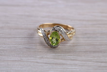 Load image into Gallery viewer, Peridot and Diamond set Yellow Gold Ring