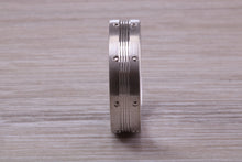 Load image into Gallery viewer, Gents 6 mm Wide Patterned White Gold Band