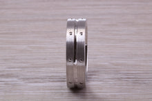 Load image into Gallery viewer, Gents 6 mm Wide Patterned White Gold Band