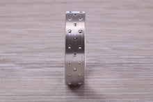 Load image into Gallery viewer, Gents 6 mm Wide Patterned White Gold Band