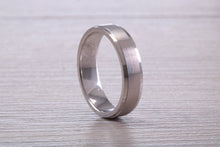 Load image into Gallery viewer, Gents 5 mm Wide Patterned White Gold Band