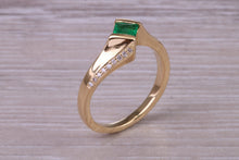 Load image into Gallery viewer, Beautiful Emerald and Diamond Twist Shank Yellow Gold Ring