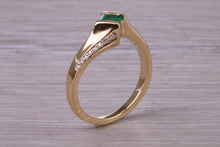 Load image into Gallery viewer, Beautiful Emerald and Diamond Twist Shank Yellow Gold Ring