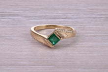 Load image into Gallery viewer, Beautiful Emerald and Diamond Twist Shank Yellow Gold Ring