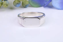 Load image into Gallery viewer, Unisex chunky Signet ring made from solid cast Sterling Silver, good chunky feel to this ring, British hallmarked