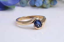 Load image into Gallery viewer, Beautiful 0.90 carat Oval cut Blue Sapphire Twist Shank Solitaire, British Hallmarked Yellow Gold