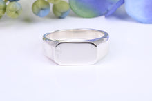 Load image into Gallery viewer, Unisex chunky Signet ring made from solid cast Sterling Silver, good chunky feel to this ring, British hallmarked