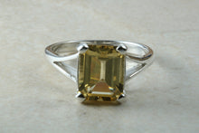 Load image into Gallery viewer, Natural rectangle cut Citrine Ring. Suitable for ladies of all ages, light lemon shade Citrine. Perfect gift solution for any occasion.