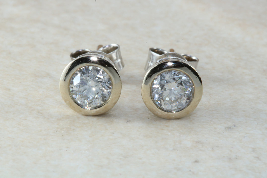 Elegant diamond solitaire stud earings,real round cut diamonds set in 18ct white gold, perfect for everyday wear.Ideal gift for any occasion