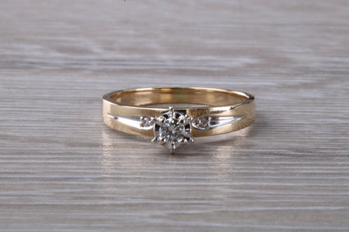 Round cut Diamond set Yellow Gold Ring