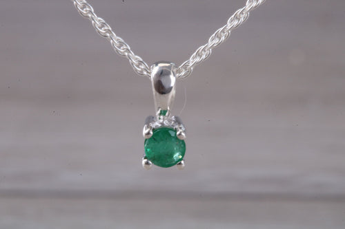 Natural Round cut Emerald set Silver Necklace