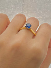 Load image into Gallery viewer, Blue Round cut Sapphire Solitaire