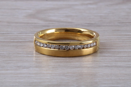 Beautiful Diamond set 18ct Yellow Gold Band