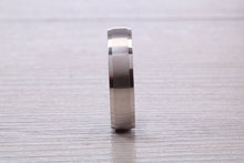 Load image into Gallery viewer, Gents 5 mm Wide Patterned White Gold Band