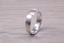 Load image into Gallery viewer, Gents 5 mm Wide Patterned White Gold Band