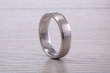 Load image into Gallery viewer, Gents 5 mm Wide Patterned White Gold Band