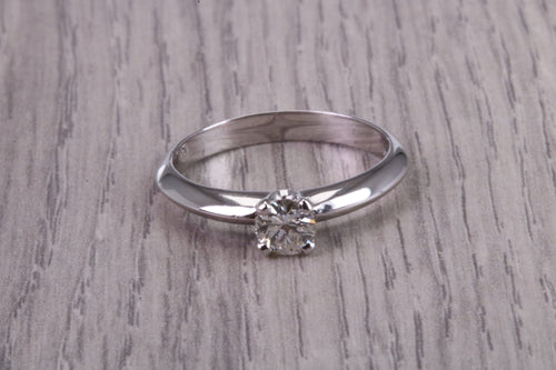 Minimalistic Round cut Diamond set 18ct White Gold Solitaire